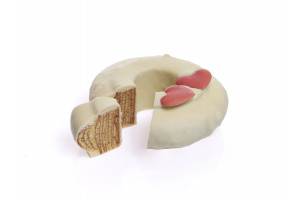 Der weiße Baumkuchen ist angeschnitten. Der Link führt zu einer größeren Darstellung von diesem Bild.