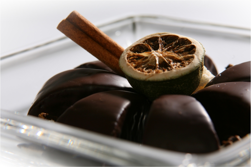 Ungefüllte Honigspitzkuchen mit Zartbitter-Schokolade überzogen dekoriert mit einem Zimtstäbchen